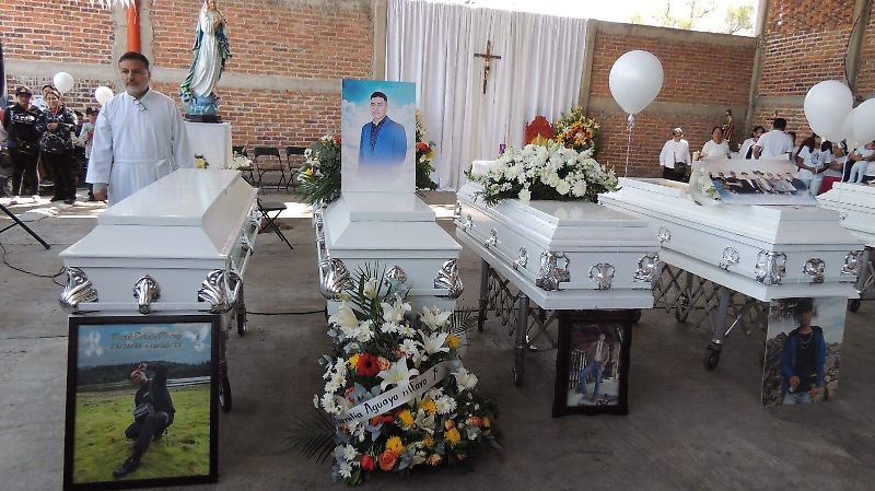 Entre aplausos y porras despiden a los ocho jóvenes víctimas de una masacre en Salamanca